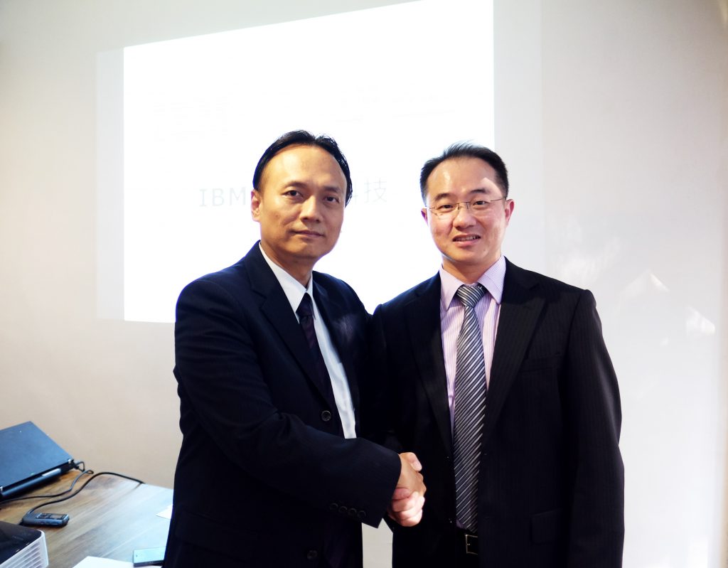 【圖說】IBM雲端運算事業部副總經理許仲言與一通科技執行長蕭舜文-攜手擴大台灣雲端服務生態圈-1024x799.jpg
