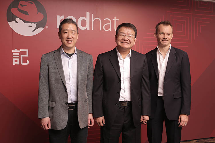 N-大中華區總裁張先民博士中、全球雲端產品策略總經理Bryan-Che左與亞太區AppDev解決方案總監Benjamin-Henshall右.jpg