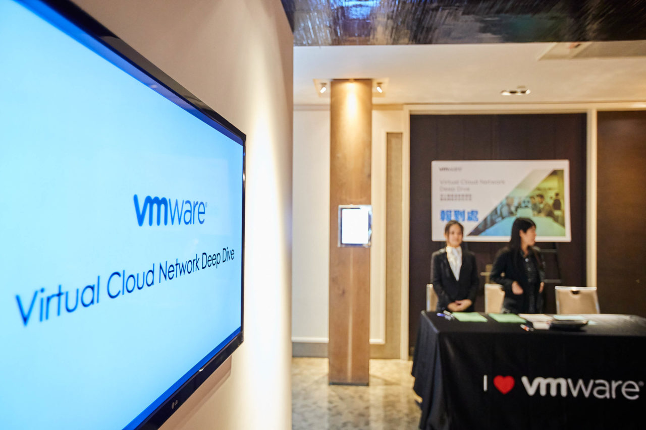 2018.12.19-VMware_Deco-1280x853.jpg