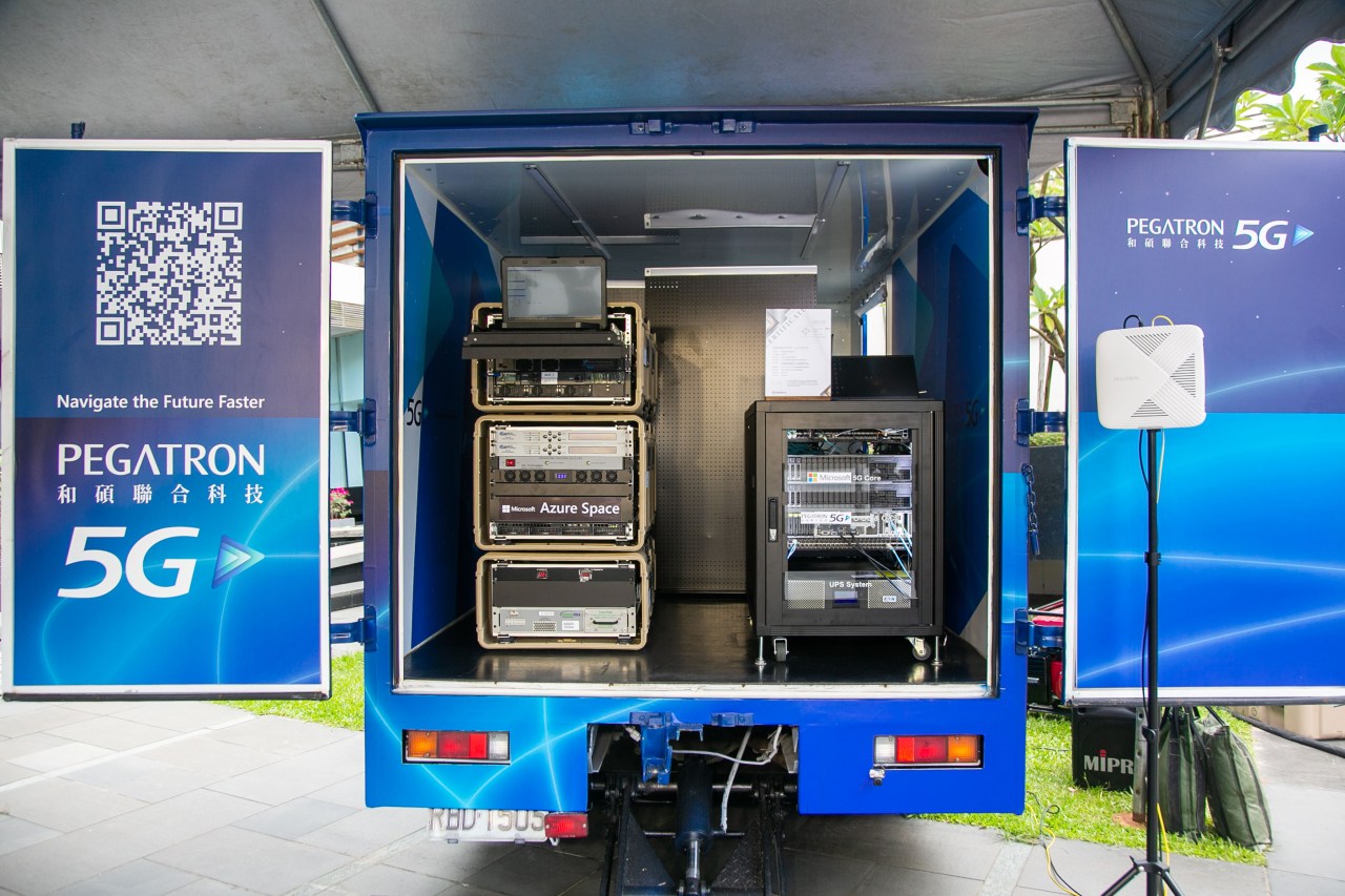 【新聞圖片四】國內首創結合-5G-專網系統與衛星通訊服務，成功整合可移動式「非同步軌道衛星使用者設備」與「5G-ORAN-基站」。-1280x853.jpg