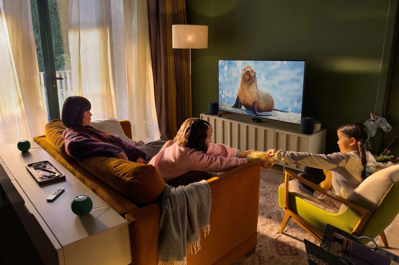 家庭觀看Apple TV 4K,電視兩側設有HomePod揚聲器。